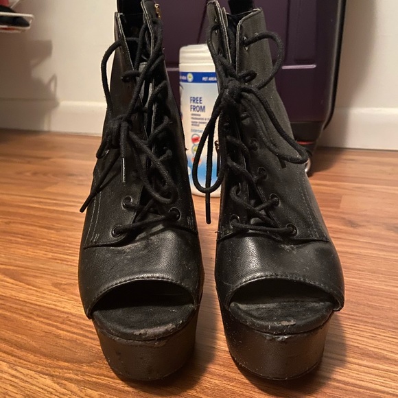 SOLD Steve Madden Black Chunky Heels - Picture 2 of 4